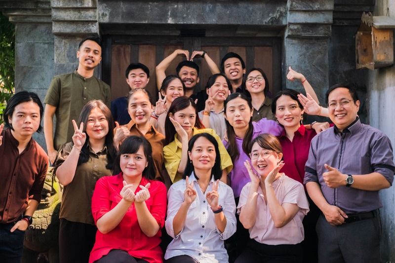 Para karyawan manajemen YWSN (Yayasan Wilwatikta Sriphala Nusantara).
